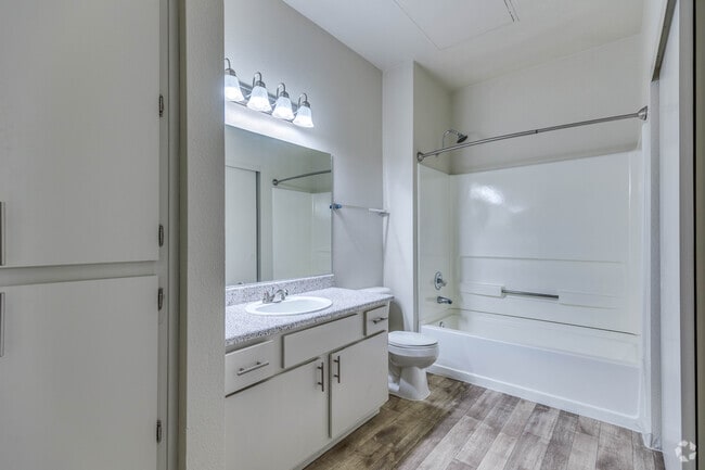 1 BR, 1 BA - 711 SF