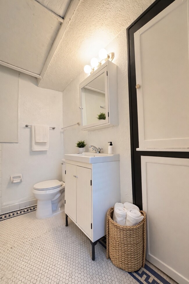 Photo - 614 Peden St Unit B