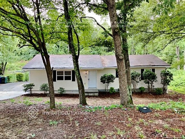 Building Photo - 940 Woodbridge Dr NE