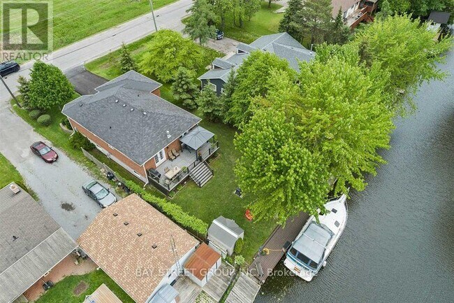 Photo - 722A Lake Dr S