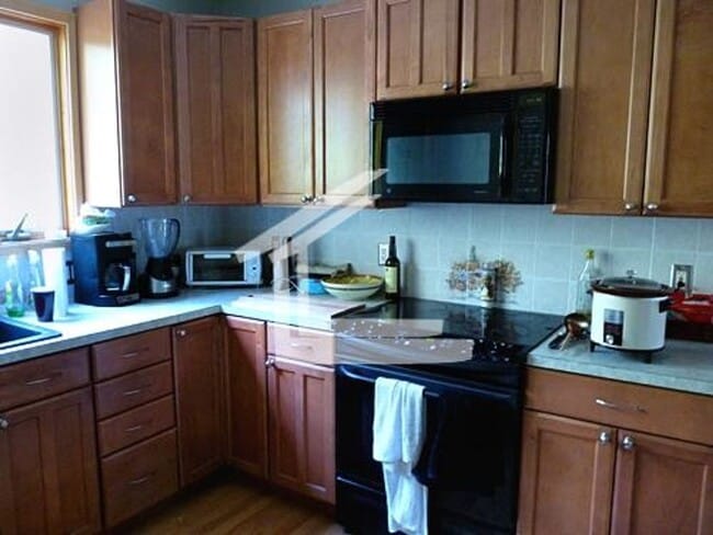 Building Photo - No Brokers Fee,  Parking Included, Laundry on a Site, Eat-in Kitchen