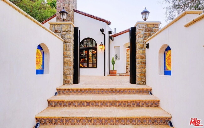 Building Photo - 2570 Nichols Canyon Rd Rental