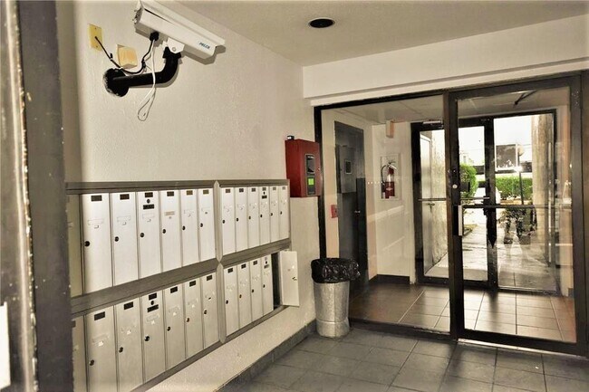 Photo - 2824 S Bartell Dr Unidad G213