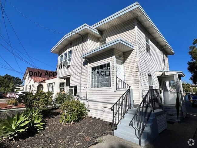 Building Photo - Charming & Affordable 1 Bedroom Home Acros...