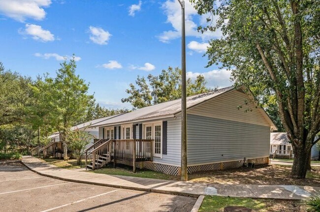2218 Magnolia Cir