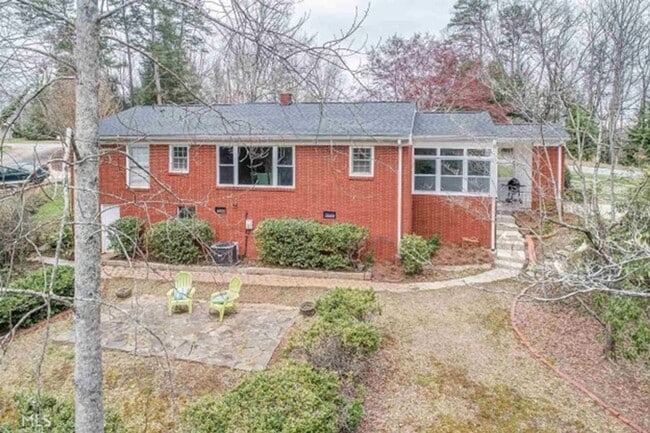 Photo - Discover the charm of this cozy single-family home, where your dreams can take shape and flourish!