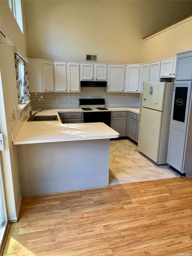 368 Smith St Townhome Townhome Rental in Central Islip NY