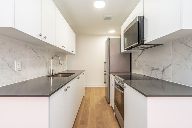 Building Photo - 365 Eglinton Ave E Unit 606