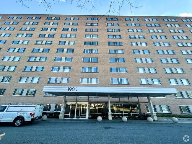 Building Photo - Top floor JR 1 bedroom. ALL utilities incl... Unit 1302 Rental