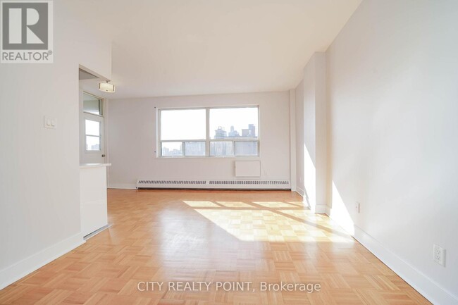 Photo - 490 Eglinton Ave E Unité 201