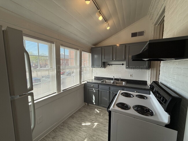 Building Photo - 604 Caroline St Unit 2