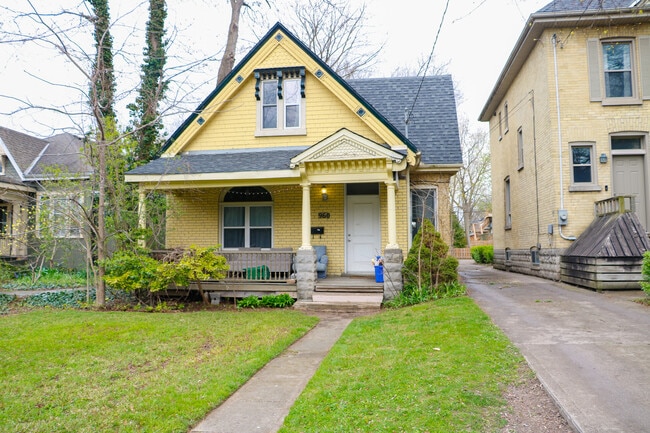 Photo - 5 BEDROOM * Richmond ST * STEPS from UWO * AVAIL May 1st * ALL INCLUSIVE