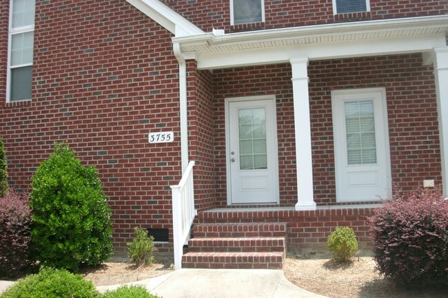 Building Photo - Freshly Painted Large Townhome