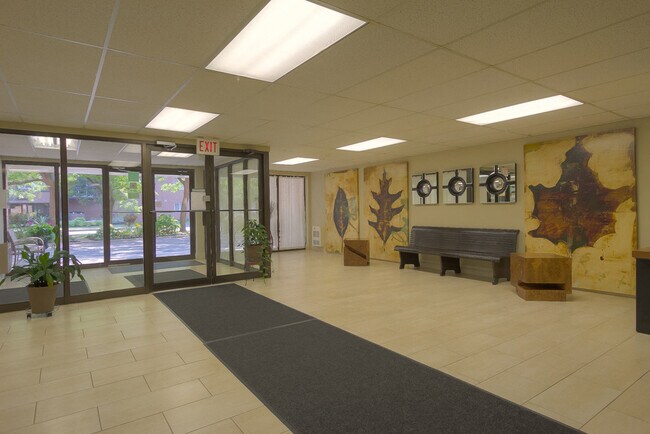 Photo - 283 Cataraqui Ridge