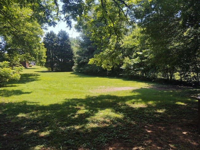 3 bedroom 1.5 bath house available! Larg... - 3 bedroom 1.5 bath house available!   Larg...