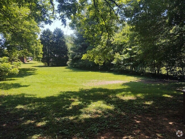 Building Photo - 3 bedroom 1.5 bath house available!   Larg...