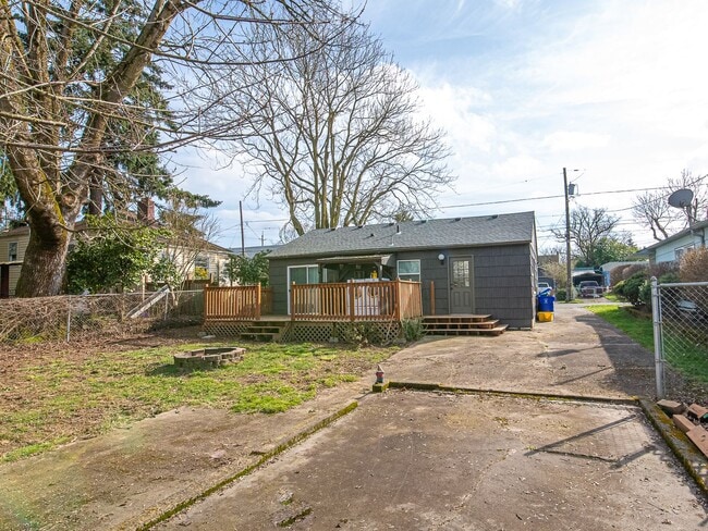 Photo - Adorable 3-bdrm/1-bath in Kenton. Hardwoods, deck, W/D, huge fenced backyard, off-street parking
