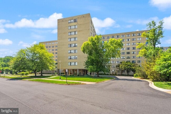 Building Photo - 6621 Wakefield Dr Unit 913