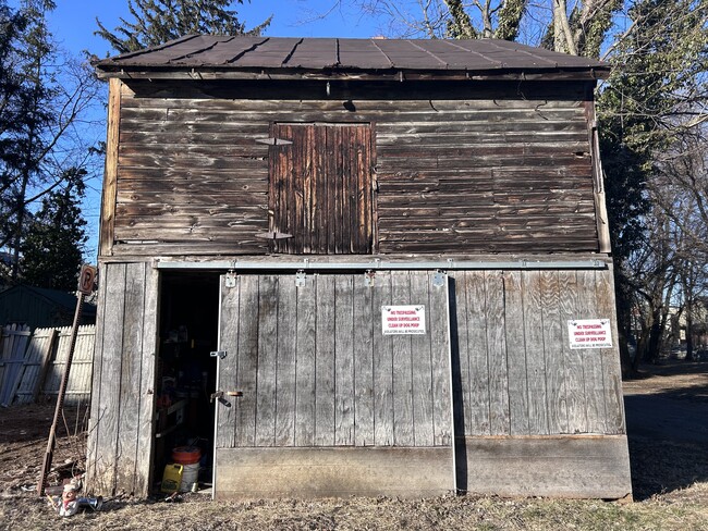 Photo - 35 N East St Unidad 35 N. E. St Storage barn Rental