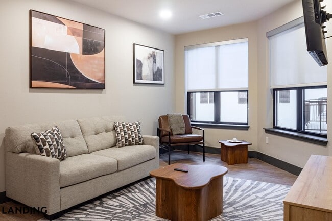 Building Photo - 415 E 2nd St S