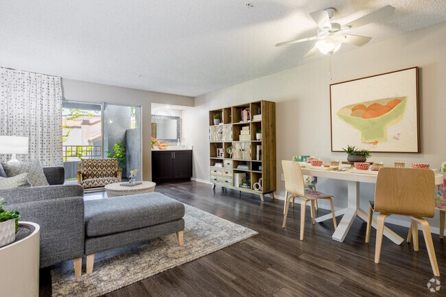 2BR, 2BA - 981 SF