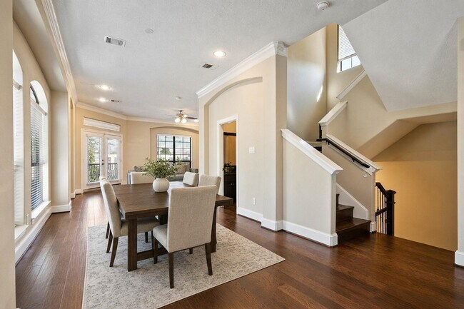 Photo - 835 Garden Oaks Trce