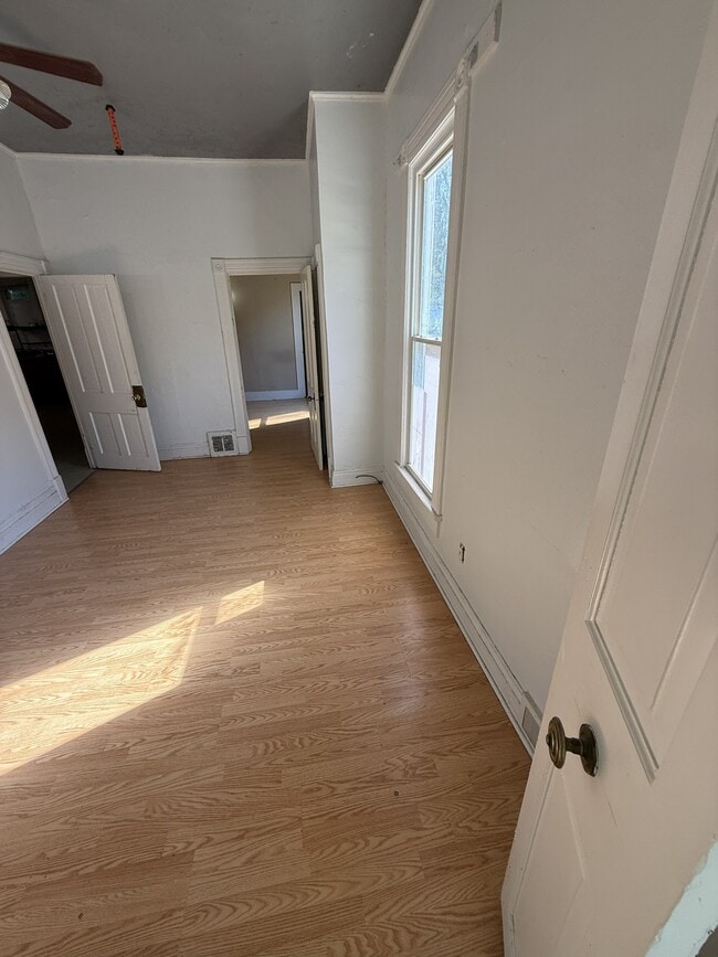 Photo - 905 W Main St