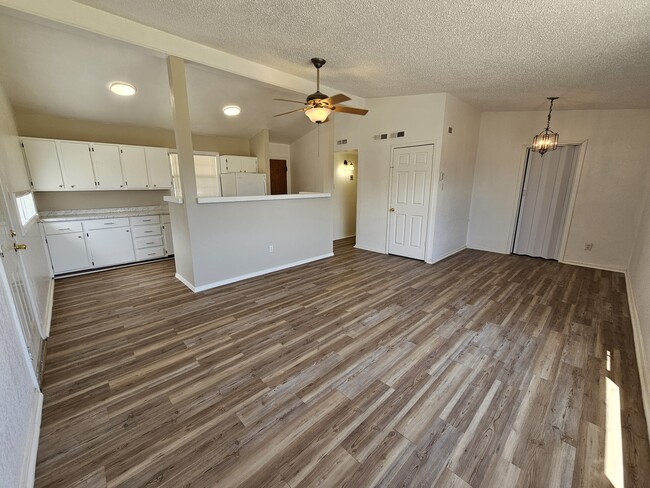 Photo - 1006 S Plains Park Dr House
