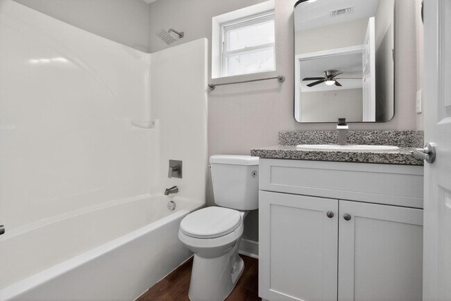 Photo - 7057 Smith St