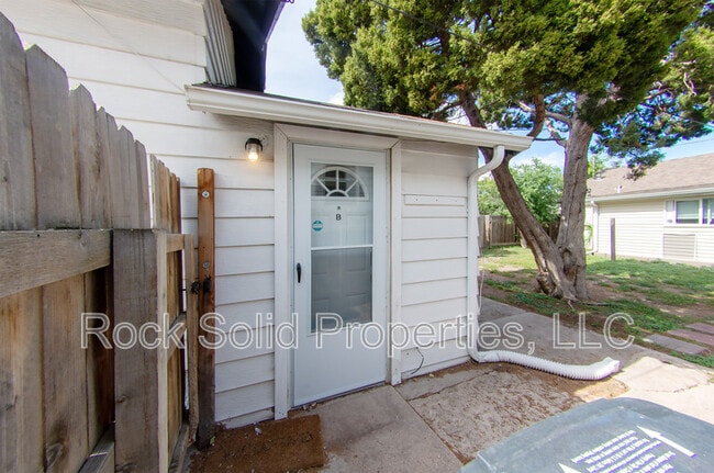 Building Photo - 516 E 6th St