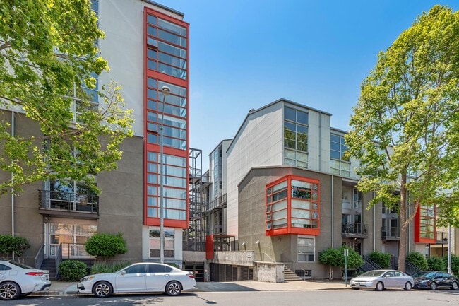 Building Photo - 1007 41st St Unit 422
