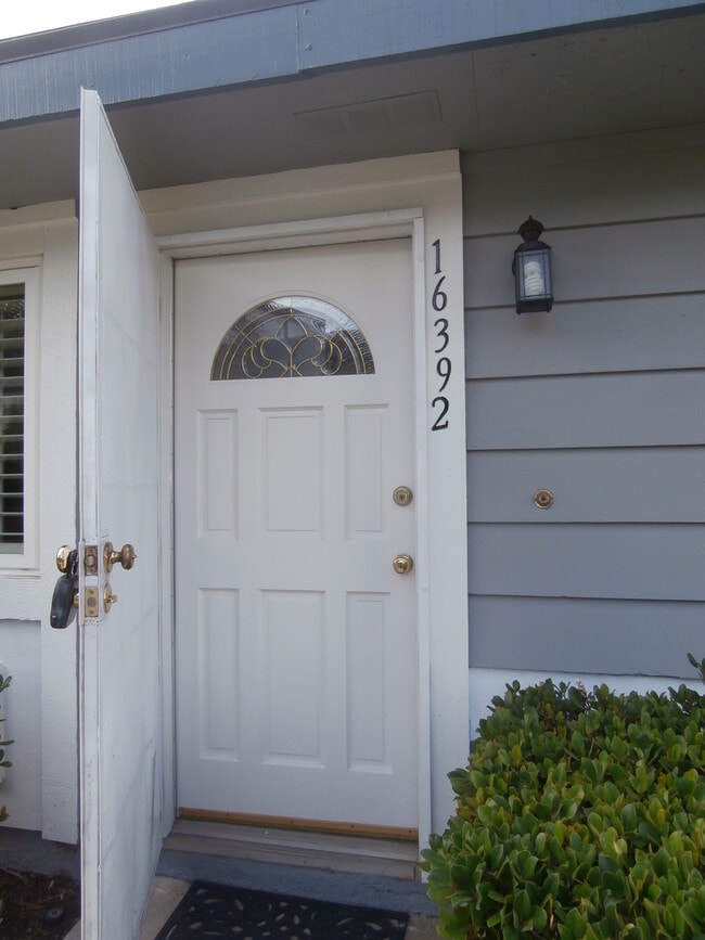 Building Photo - North HB Single Story 2 bedroom 1 bathroom... Rental