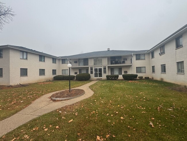 Building Photo - Spacious 2 Bedroom Apartment Available! Unit B3