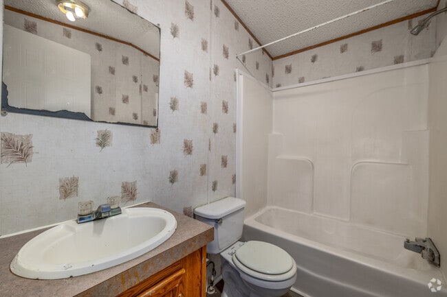 3BR, 2BA - 1,000SF - Bathroom