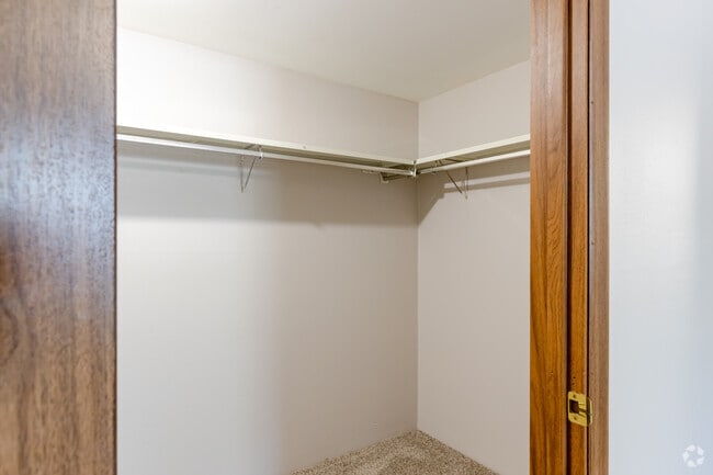 2BR, 1BA - Walk In Closet