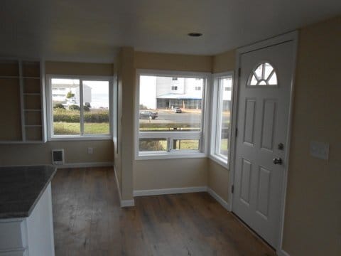 Building Photo - 2 Bedroom Cottage - close to the ocean! Rental