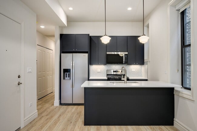 Building Photo - 1710 W Belmont Ave Unit 201