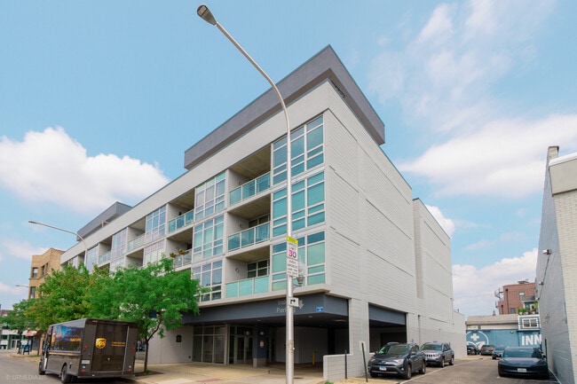 Building Photo - 1610 W Fullerton Ave Rental