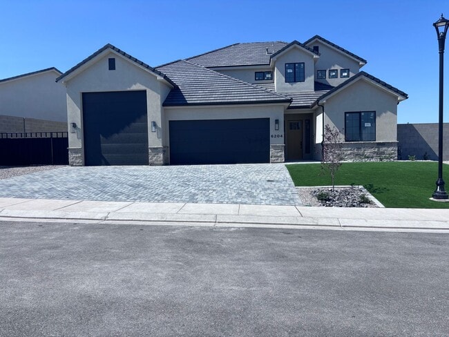 Building Photo - Awesome 5 bed 2.5 Bath Desert Canyons Home...