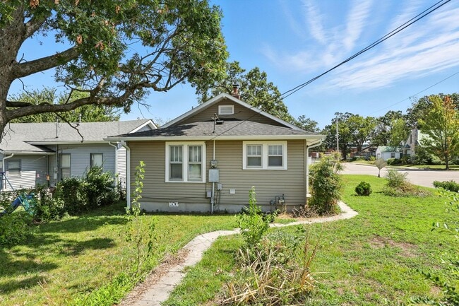 Photo - 2 Bedroom Fully Furnished Short-Term Rental – Joplin, MO