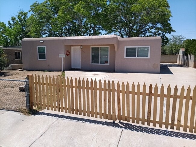 3 Bedroom, 1 Bath Home Located in NE ABQ! ... - 3 Bedroom, 1 Bath Home Located in NE ABQ! ...