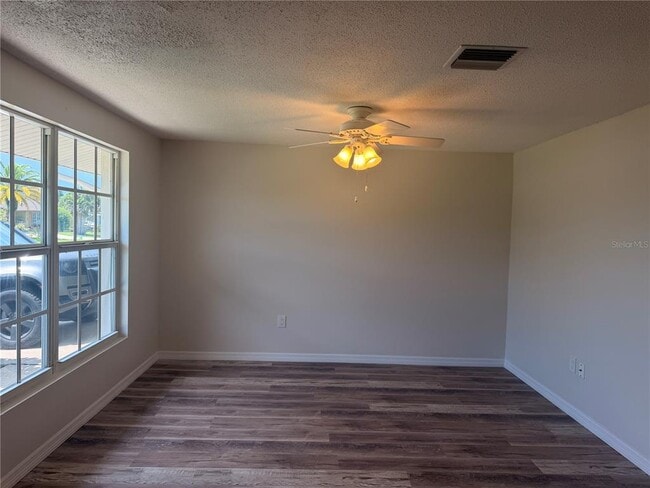 Photo - 4694 Nele St