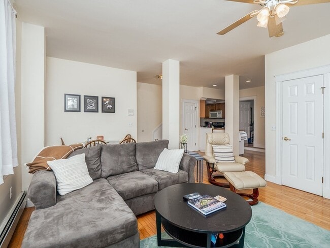 Photo - 546 E 8th St