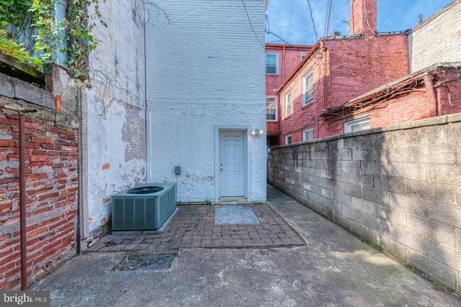 Photo - 1818 Bank St