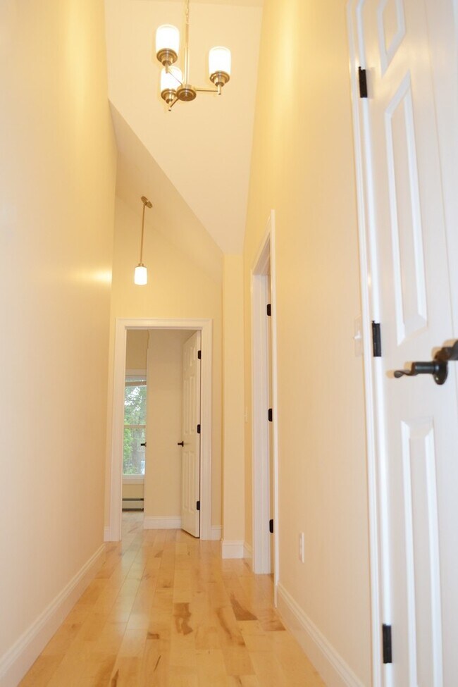Building Photo - 71 King St Rental