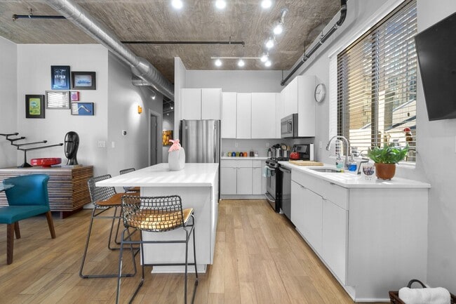 Photo - 2 Bed 2 Bath - Mount Vernon Condo - Garage Parking Space Included Unit 405