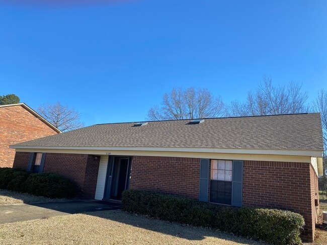 Building Photo - 2 Bed 1 Bath Duplex Unit 114 Helen  B