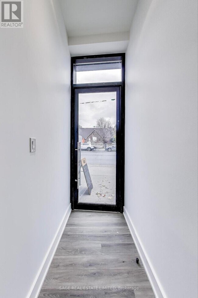 Photo - 2549 Yonge St