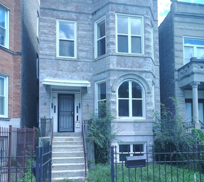 Building Photo - 1661 S Homan Ave Unit garden