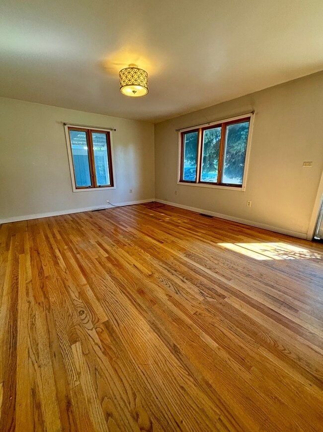 Photo - Pet friendly 3 bed, 2 bath Duplex - next to park, quiet neighborhood!